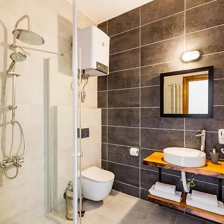 Djumba & Cafe Szálloda 3*
