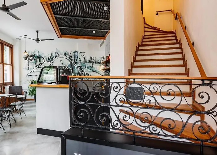 Djumba & Cafe Готель