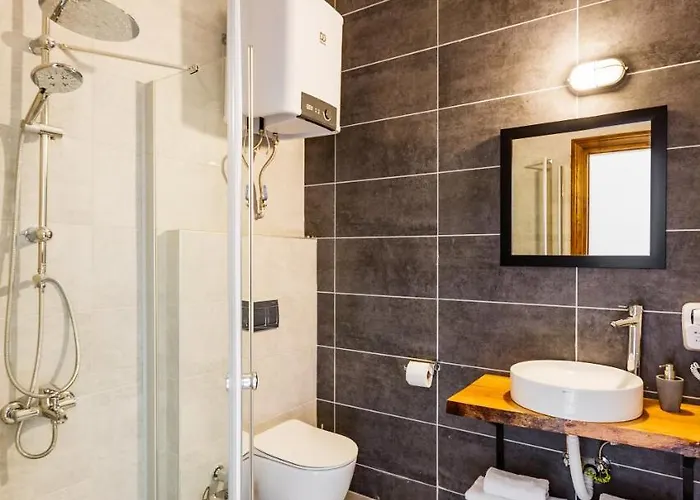 Djumba & Cafe 酒店 3*